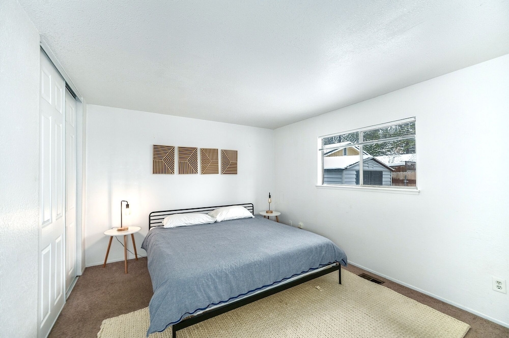 The Green Cabin A Few Blocks To Lake Tahoe 833t 3 Bedroom Home