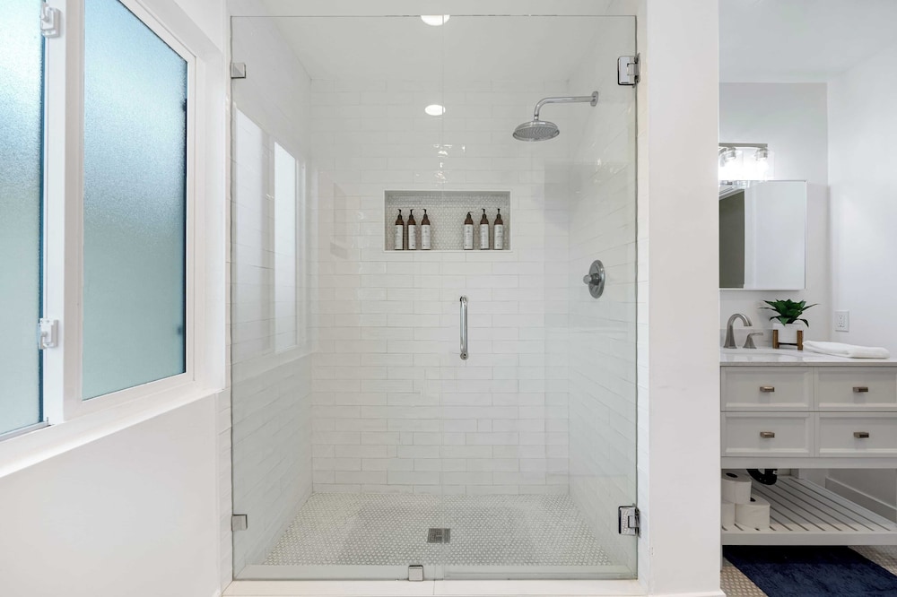 Steps From the Sand/boardwalk Outdoor Dining, Parking, and Patio in Newport
