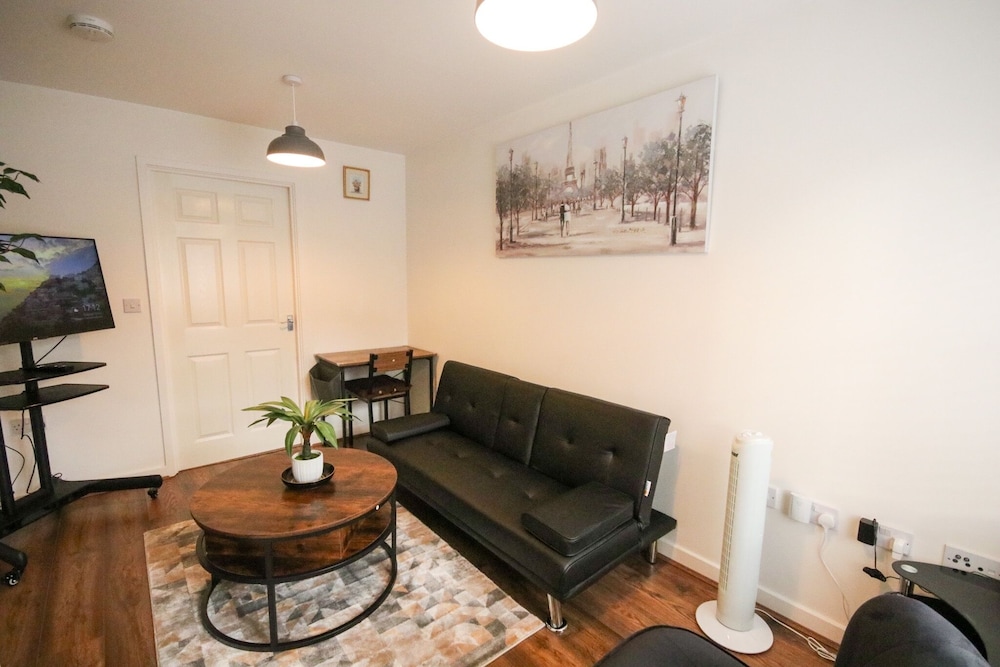 Swindon Cozy 2BR Retreat