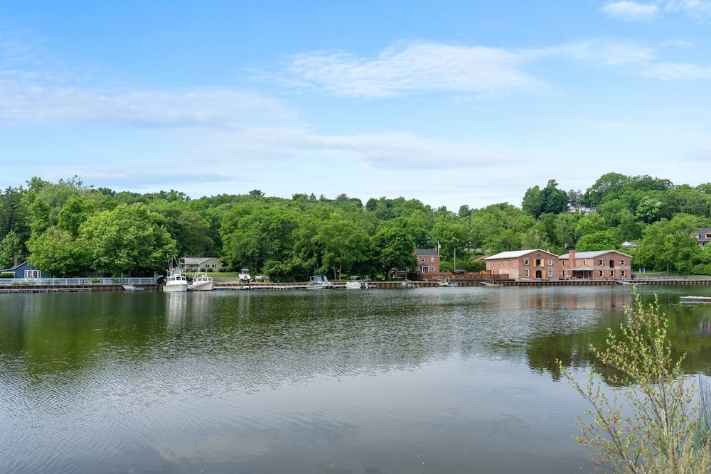 Mod Artist Home With River Views