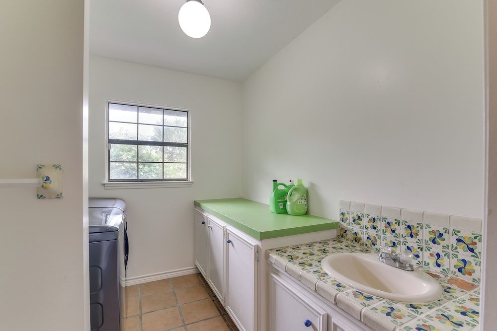 2 Mi to Dtwn: Spacious Angleton Home w/ Courtyard!