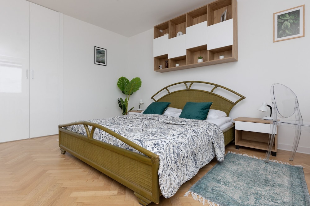Warsaw Apartment Dobra by Renters view 3