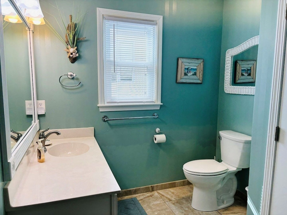 Great Place 5 Bedroom Home by RedAwning