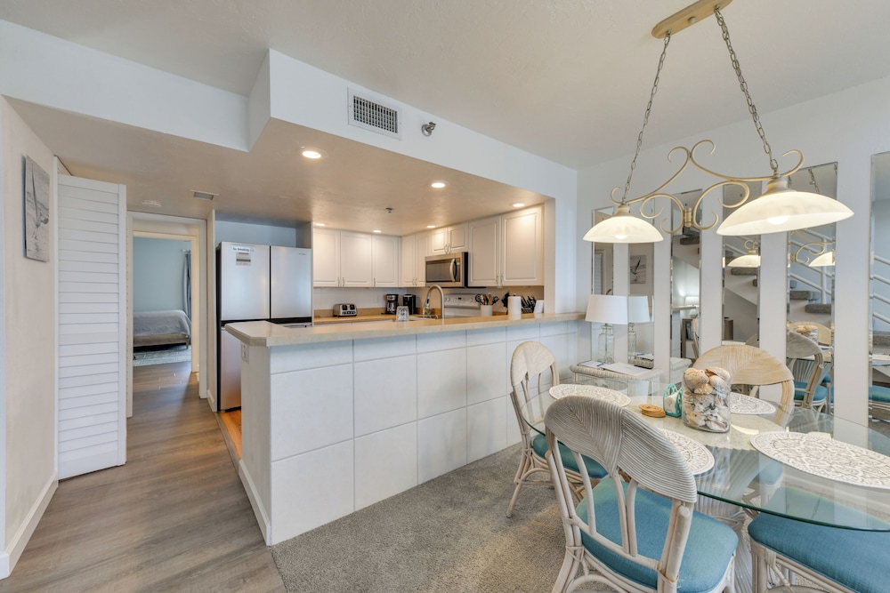 Beachfront Condo w/ Balcony on Manasota Key