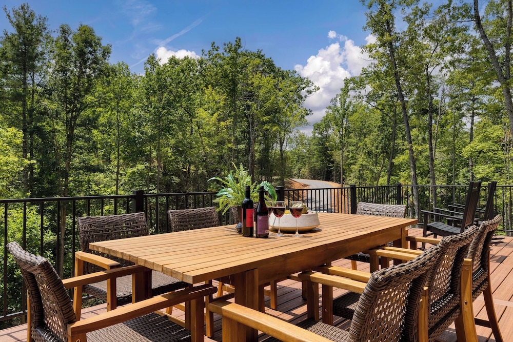 Luxe Cabin w/ Hot Tub, Views & Game Room Sleeps 10 Do Good Holler by Avantstay