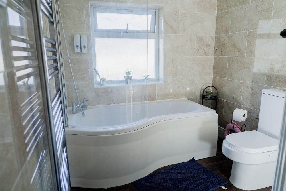 6-bed House - Sleeps 13 - Families & Contractors