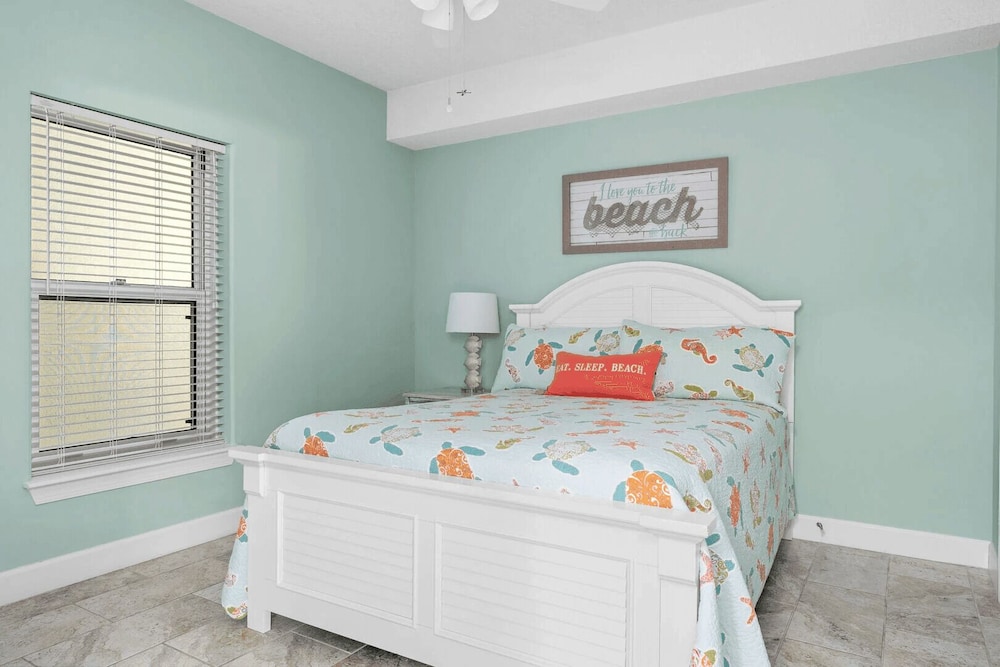 Beach Breeze by Avantstay Beachfront, Beach Chairs Included, 2 Pools!