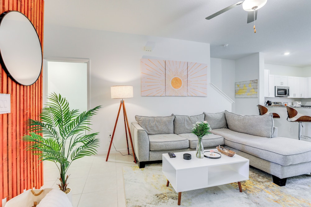 6 Mi to Apollo Beach: Townhome w/ Pool Access!