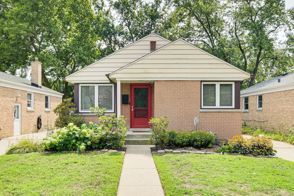 Pet-friendly Abode, 2 Mi to Dtwn Evanston!