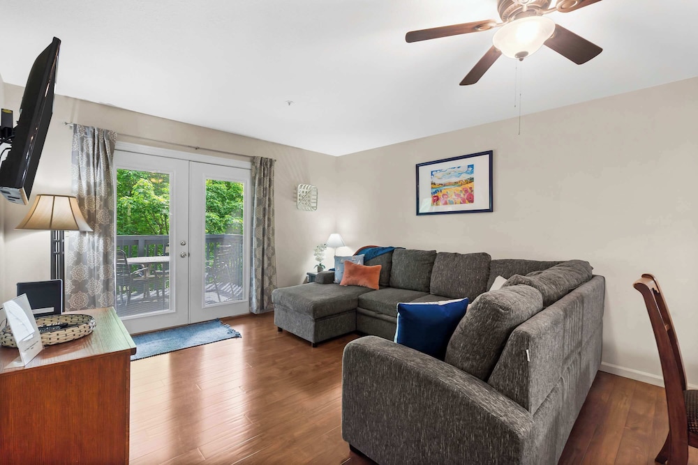 Ron's Retreat Stay for 6 With Resort Amenities