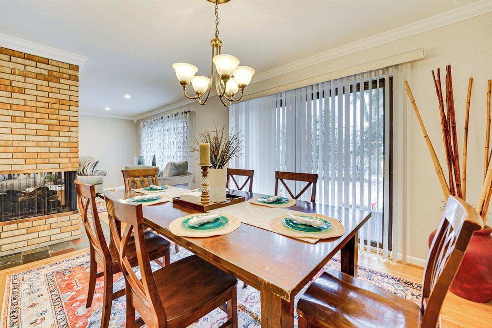 Fire Pit & Yard: Family Home in Farmington Hills!