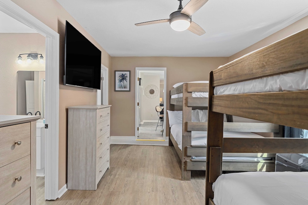 PCB Group-friendly Duplex w/ Pool, Backyard Lounge & 2 Kitchens
