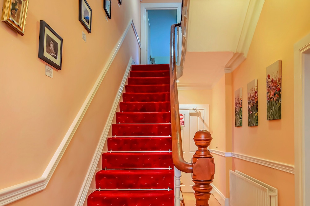 OYO Avenue House