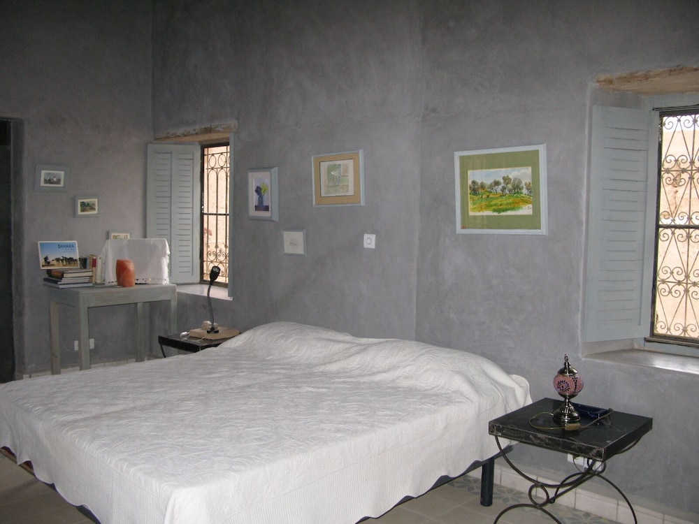 Room in Guest Room - Privatised Charming Guest House With Pool for 16 People