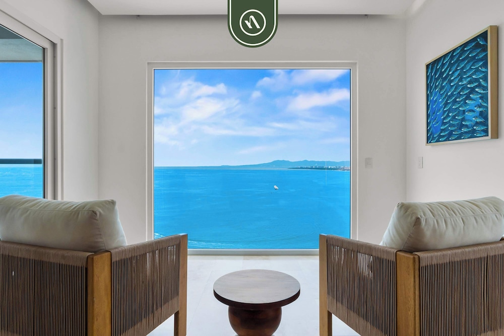 Luxury 4 BR Condo Amazing Views - Beach - Pools