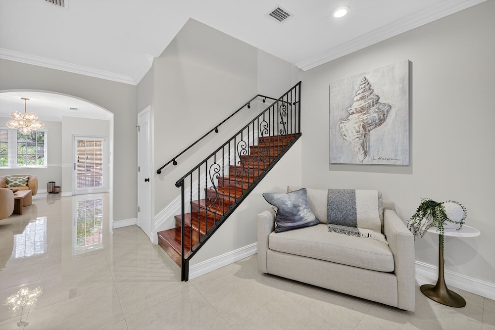 Daisy Townhouse Steps from The Beach