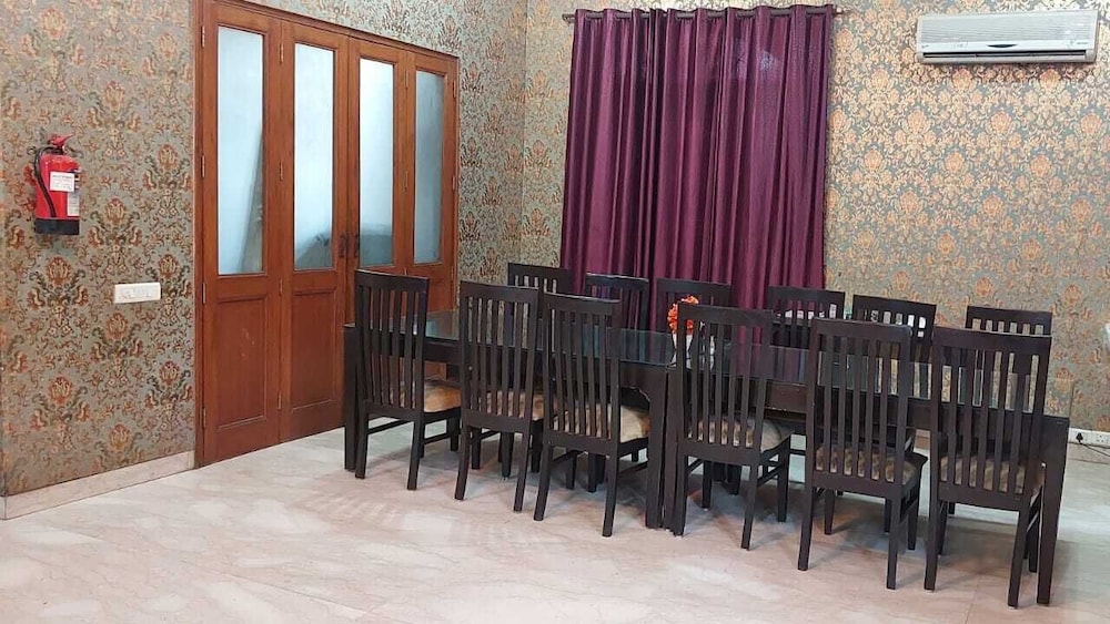 Hotel Ashray Noida