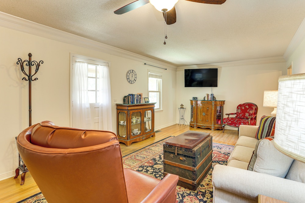 Walk to Dtwn & Freed-hardeman: Home w/ Fenced Yard