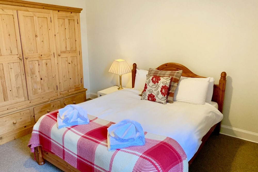 Spacious and Bright Polworth Flat