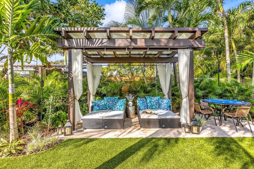 New Waterfront Oasis, Minutes to Beach, Eats, Shops