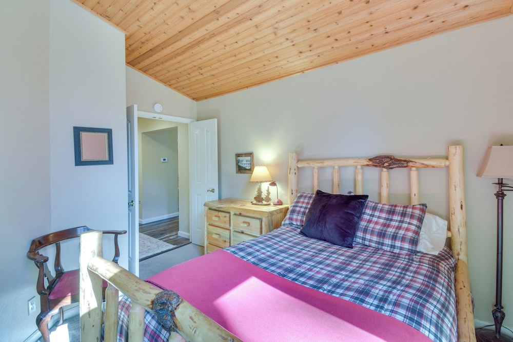 Hot Tub + Pool Table: Cabin Near Calaveras Park!