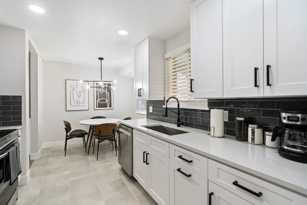 @ Marbella - Modern 4-br Retreat Chef's Kitchen