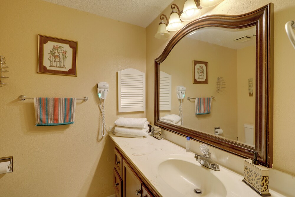 Houston Townhome 4 Mi to Airport: Central Location