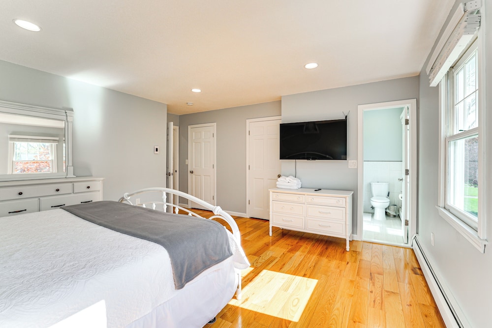 Group Getaway w/ Outdoor Oasis in Southington!