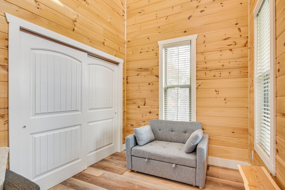 Covered Porch & Fire Pit: Cabin in Richland