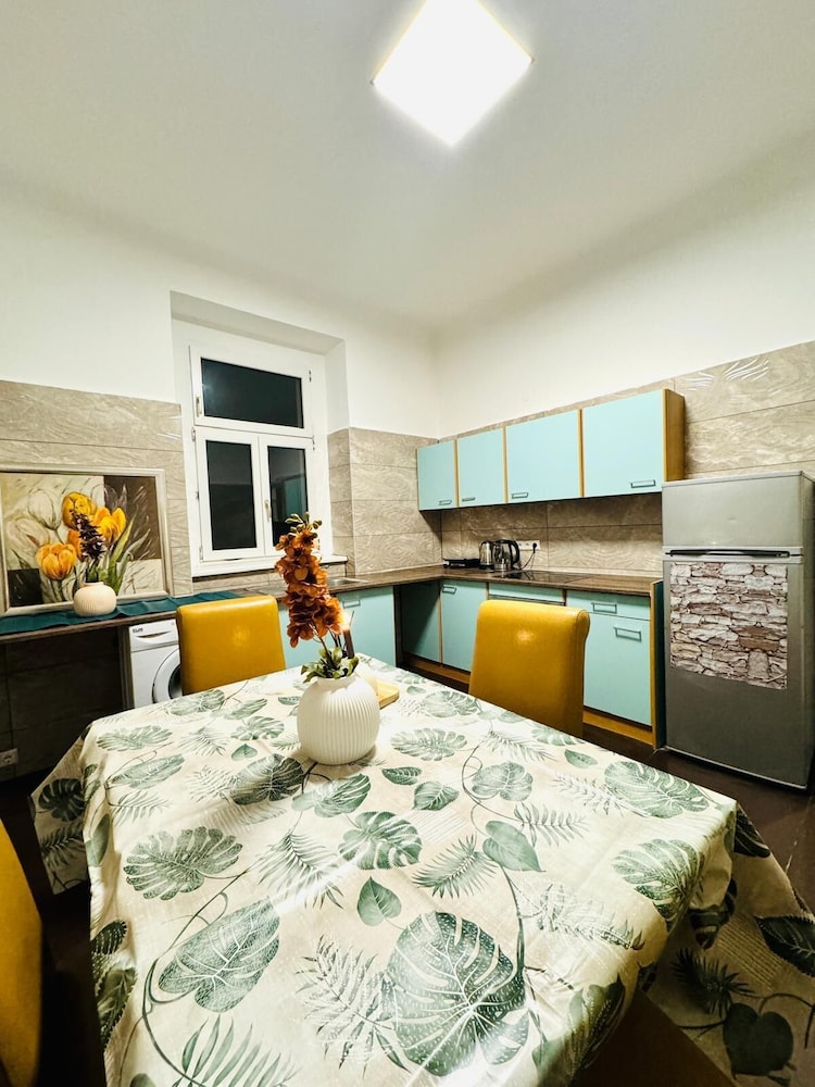 5BR Apt For 10 Walk to Kaufpark Alterlaa