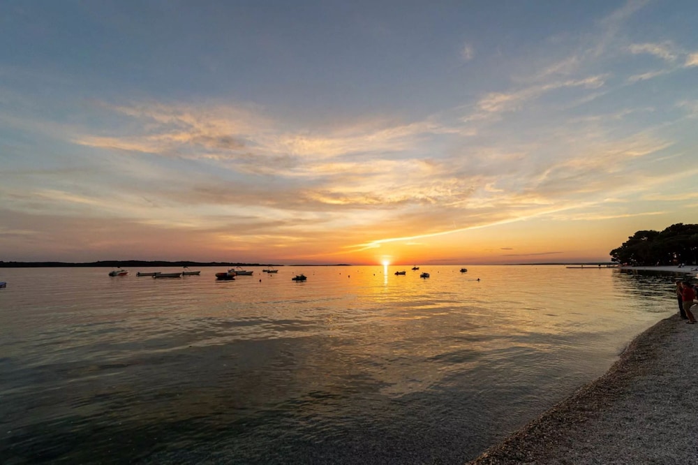 Cozy Apartment With Patio and Parking