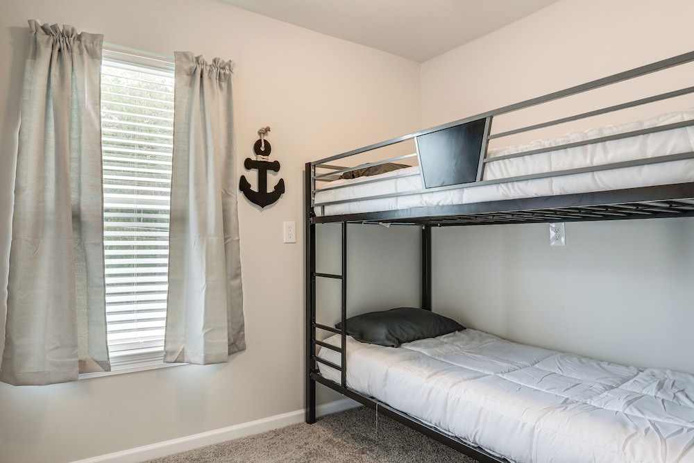 Riverfront Family Retreat w/ Yard in Saint Amant