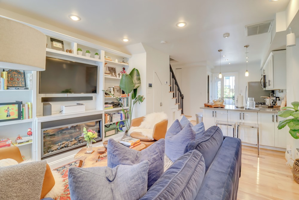 2 Mi to National Mall: Stunning Townhome w/ Patio!