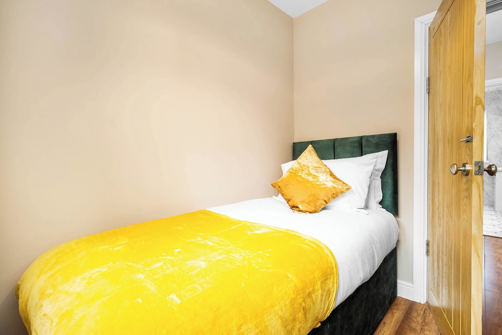 Spacious 3 bed House/sleeps 5/free Parking-oldbury view 4