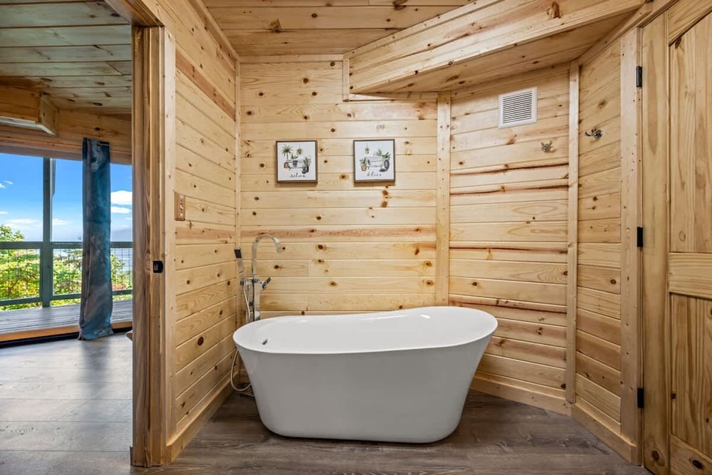 180 Views Sleeps 7 Private Hot Tub Full Kitchen
