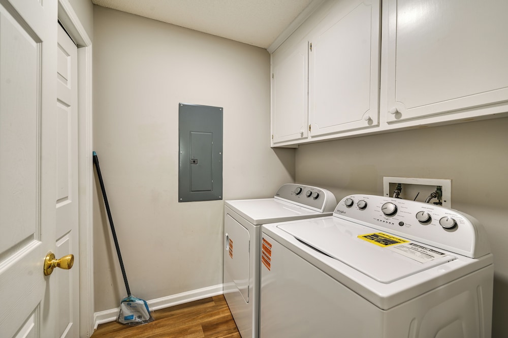 6 Mi to Med District: Greenville Home w/ Yard