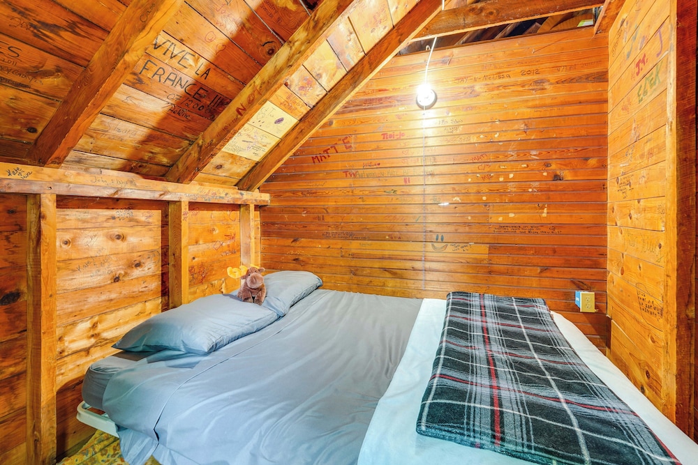 Peaceful Lakefront Maine Cabin w/ Sunset Views