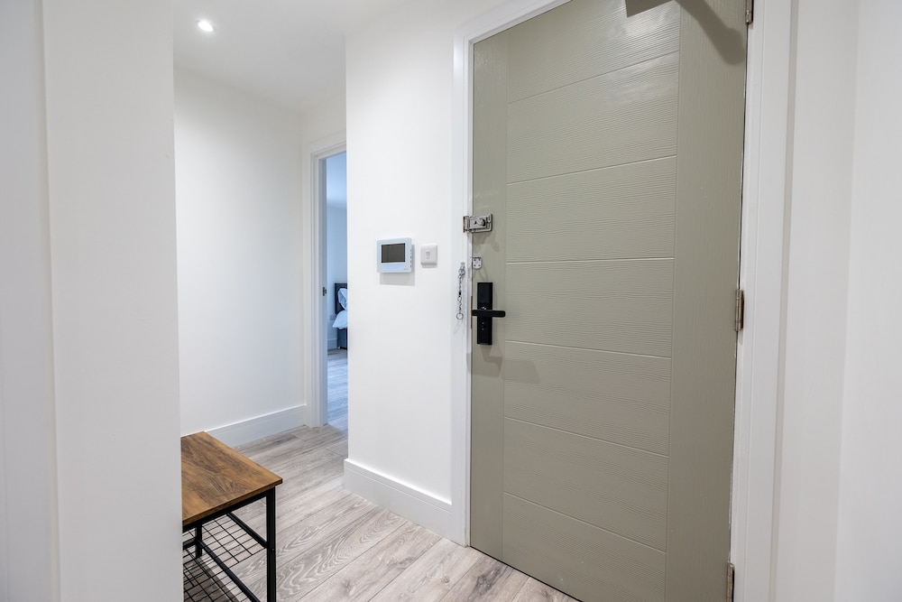 Remarkable 2-bed Apartment in Camberley view 3