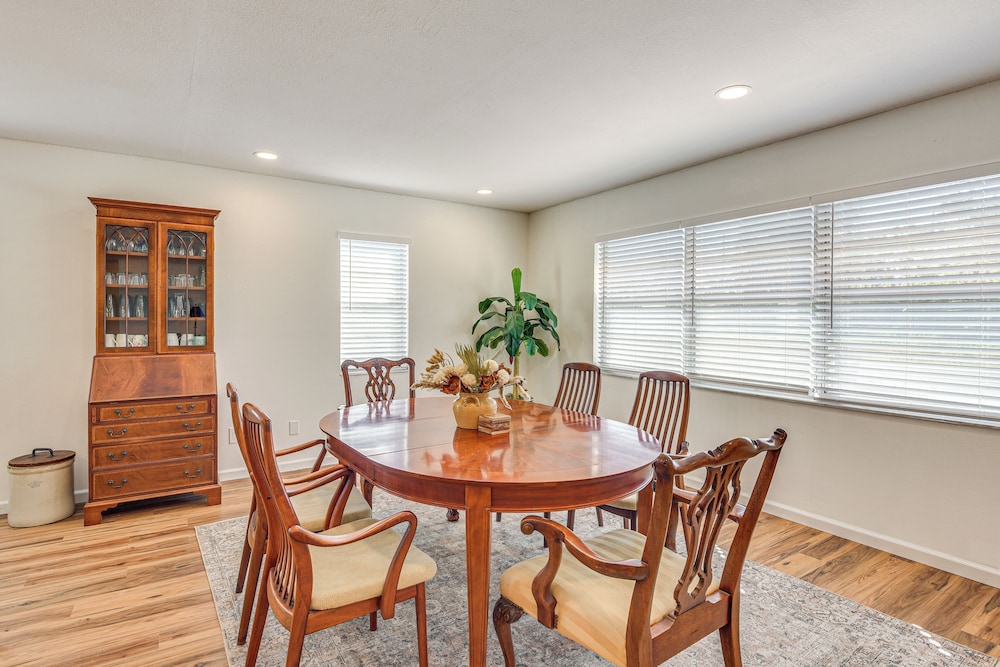 6 Mi to Beaches: Modern Bradenton Getaway!