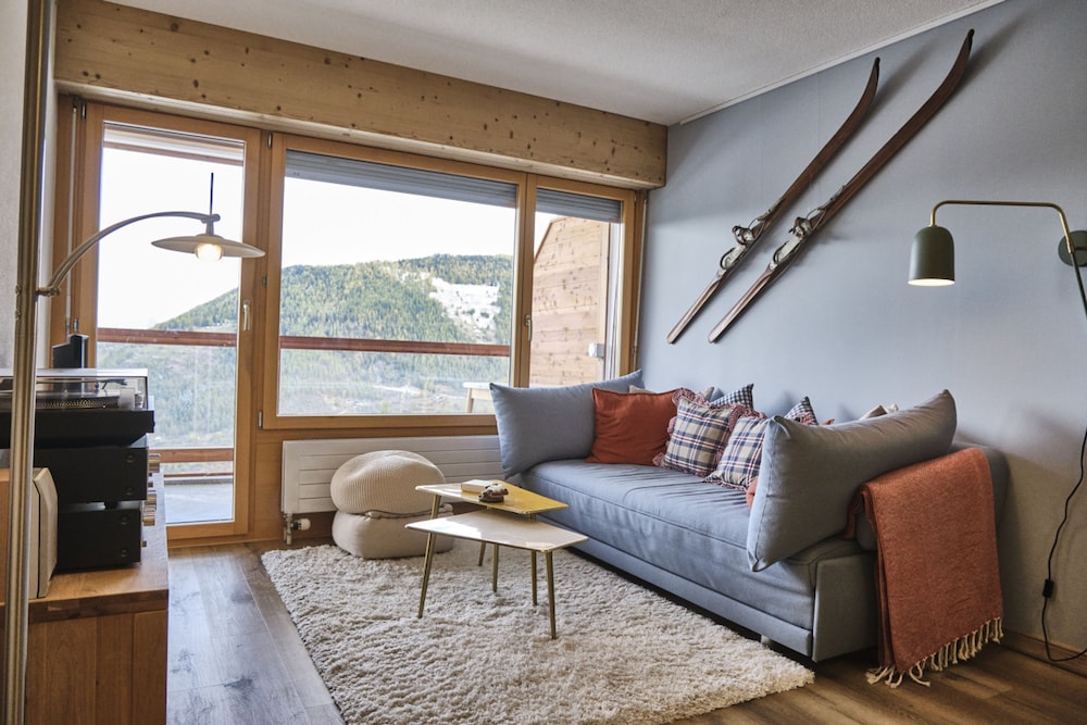 Cosy Apartment in the Centre of Town With Views and Parking
