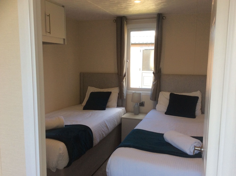 2 Bed Luxury Lodge With Hot Tub Allerthorpe York view 3