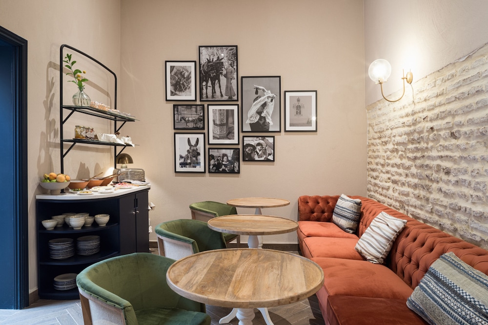 Honest Sevilla Hotel 48