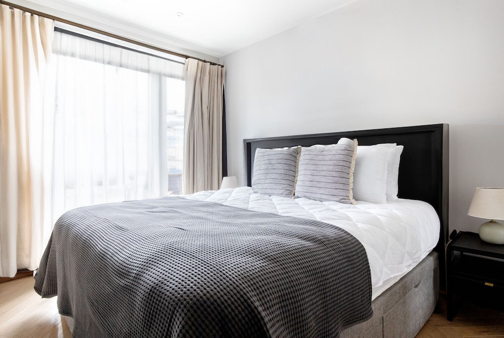 Sophisticated 2 Bedrooms by Spitafields view 4