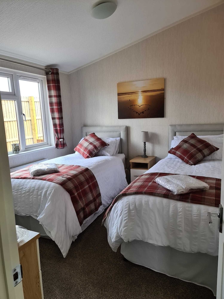2 Bed Cabin - Sleeps 4 - Pets - 5 min to Beach view 4