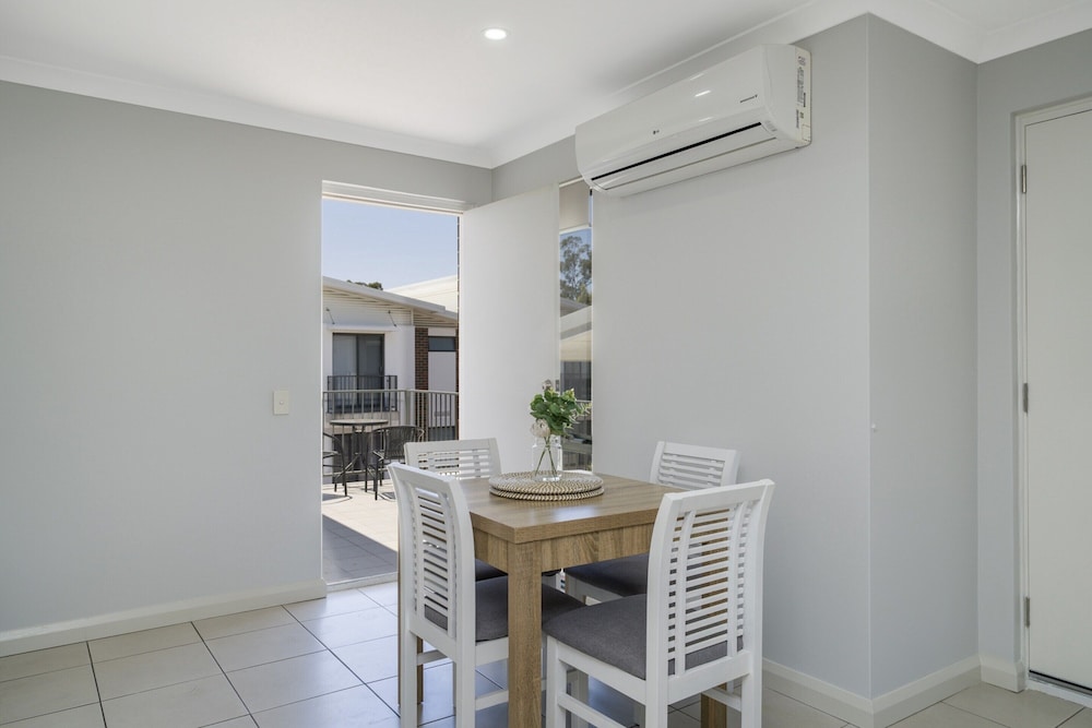 Sunny 2-bed in Quiet Location With Balcony