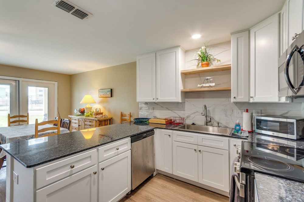 Walk to Beach: Condo in Pensacola w/ Pool Access