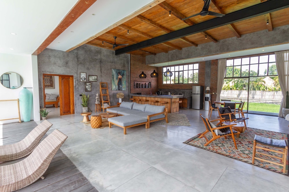 Villa Maje by Alfred in Bali - Tropical 3BD Villa w Pool Near Batu Belig Beach