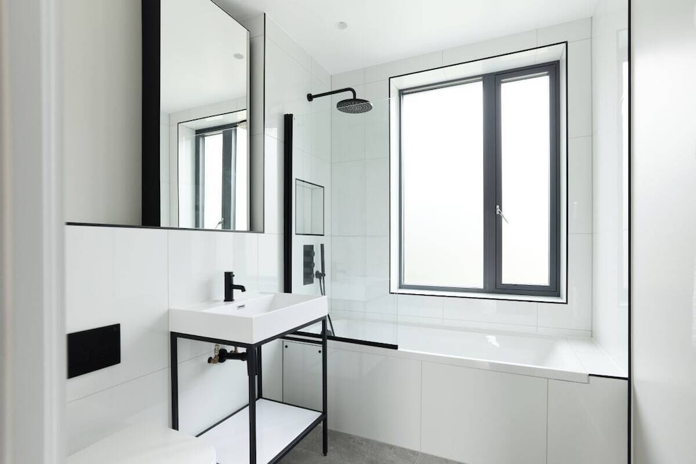 The Brondesbury Hideaway - Stylish 3bdr Flat With Balcony + Parking