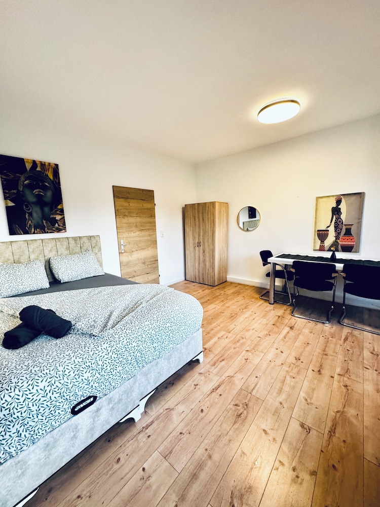 Stylish 3BR Apt Outdoor Space Sleeps 8