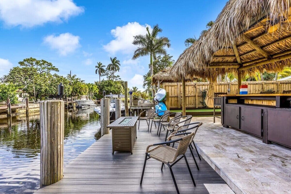 New Waterfront Oasis, Minutes to Beach, Eats, Shops